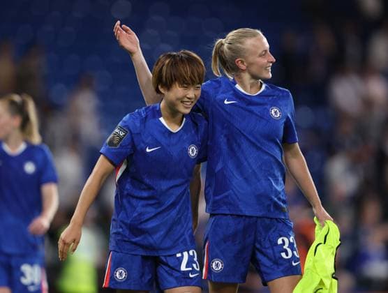 . - Chelsea Women v Manchester City Women, Women™s Super League, Stamford Bridge Stadium, London, England. - 5th September 2025. (C) Daniel Weir Crystal Pix Maika Hamano of Chelsea Women celebrates the victory at the full time whistle with Aggie Beever-Jones of Chelsea Women. - Chelsea Women v Manchester City Women, Women™s Super League, Stamford Bridge Stadium, London, England. - 5th September 2025. (C) Daniel Weir Crystal Pix London Stamford Bridge Stadium United Kingdom Copyright: xDanielxWeirx CP_Chelsea_Women_Manchester_City_Women_37