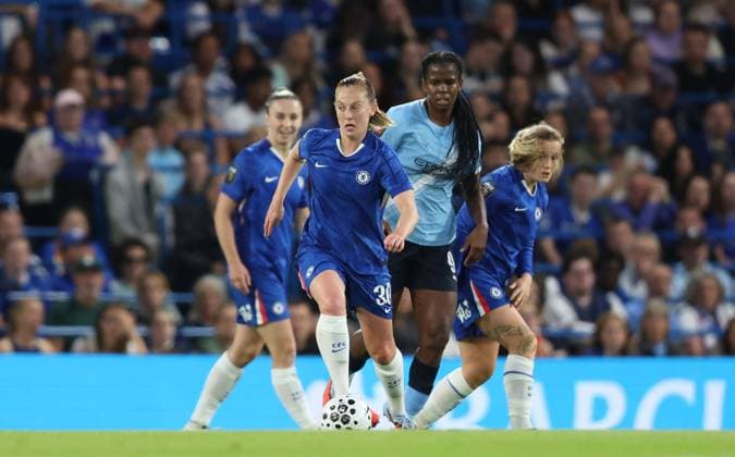 . - Chelsea Women v Manchester City Women, Women™s Super League, Stamford Bridge Stadium, London, England. - 5th September 2025. (C) Daniel Weir Crystal Pix Keira Walsh of Chelsea Women battles for the ball with Khadija Shaw of Manchester City Women. - Chelsea Women v Manchester City Women, Women™s Super League, Stamford Bridge Stadium, London, England. - 5th September 2025. (C) Daniel Weir Crystal Pix London Stamford Bridge Stadium United Kingdom Copyright: xDanielxWeirx CP_Chelsea_Women_Manchester_City_Women_53