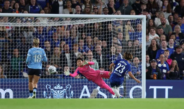 . - Chelsea Women v Manchester City Women, Women™s Super League, Stamford Bridge Stadium, London, England. - 5th September 2025. (C) Daniel Weir Crystal Pix GOAL 2-0, Maika Hamano of Chelsea Women scores a goal to put Chelsea Women 2-0 ahead. - Chelsea Women v Manchester City Women, Women™s Super League, Stamford Bridge Stadium, London, England. - 5th September 2025. (C) Daniel Weir Crystal Pix London Stamford Bridge Stadium United Kingdom Copyright: xDanielxWeirx CP_Chelsea_Women_Manchester_City_Women_73