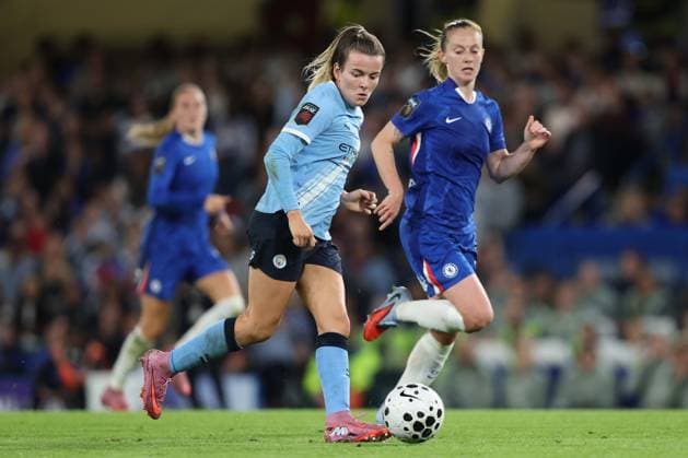 . - Chelsea Women v Manchester City Women, Women™s Super League, Stamford Bridge Stadium, London, England. - 5th September 2025. (C) Daniel Weir Crystal Pix Lauren Hemp of Manchester City Women battles for the ball with Keira Walsh of Chelsea Women. - Chelsea Women v Manchester City Women, Women™s Super League, Stamford Bridge Stadium, London, England. - 5th September 2025. (C) Daniel Weir Crystal Pix London Stamford Bridge Stadium United Kingdom Copyright: xDanielxWeirx CP_Chelsea_Women_Manchester_City_Women_88