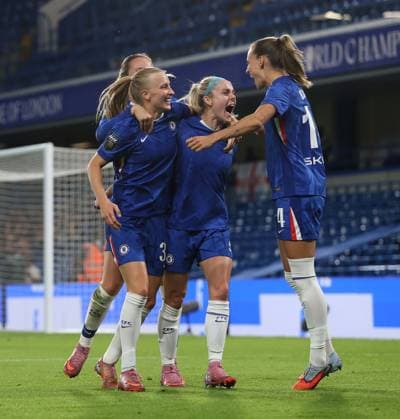 . - Chelsea Women v Manchester City Women, Women™s Super League, Stamford Bridge Stadium, London, England. - 5th September 2025. (C) Daniel Weir Crystal Pix GOAL 1-0, Aggie Beever-Jones of Chelsea Women goal celebration with Ellie Carpenter & Nathalie Bjorn of Chelsea Women after scoring a goal to put Chelsea Women 1-0 ahead. - Chelsea Women v Manchester City Women, Women™s Super League, Stamford Bridge Stadium, London, England. - 5th September 2025. (C) Daniel Weir Crystal Pix London Stamford Bridge Stadium United Kingdom Copyright: xDanielxWeirx CP_Chelsea_Women_Manchester_City_Women_105