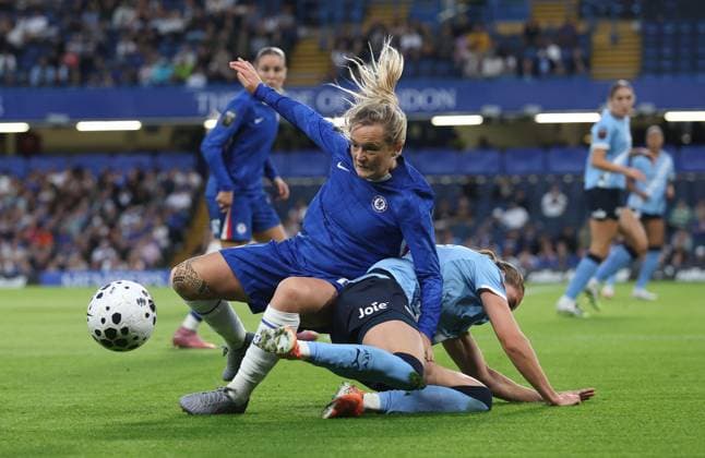 . - Chelsea Women v Manchester City Women, Women™s Super League, Stamford Bridge Stadium, London, England. - 5th September 2025. (C) Daniel Weir Crystal Pix Erin Cuthbert of Chelsea Women battles for the ball. - Chelsea Women v Manchester City Women, Women™s Super League, Stamford Bridge Stadium, London, England. - 5th September 2025. (C) Daniel Weir Crystal Pix London Stamford Bridge Stadium United Kingdom Copyright: xDanielxWeirx CP_Chelsea_Women_Manchester_City_Women_96