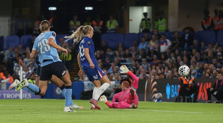 . - Chelsea Women v Manchester City Women, Women™s Super League, Stamford Bridge Stadium, London, England. - 5th September 2025. (C) Daniel Weir Crystal Pix GOAL 1-0, Aggie Beever-Jones of Chelsea Women scores a goal to put Chelsea Women 1-0 ahead. - Chelsea Women v Manchester City Women, Women™s Super League, Stamford Bridge Stadium, London, England. - 5th September 2025. (C) Daniel Weir Crystal Pix London Stamford Bridge Stadium United Kingdom Copyright: xDanielxWeirx CP_Chelsea_Women_Manchester_City_Women_98