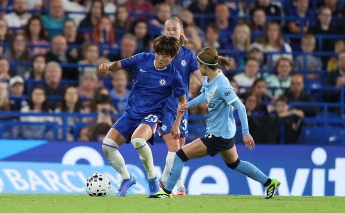 . - Chelsea Women v Manchester City Women, Women™s Super League, Stamford Bridge Stadium, London, England. - 5th September 2025. (C) Daniel Weir Crystal Pix Maika Hamano of Chelsea Women battles for the ball with Yui Hasegawa of Manchester City Women. - Chelsea Women v Manchester City Women, Women™s Super League, Stamford Bridge Stadium, London, England. - 5th September 2025. (C) Daniel Weir Crystal Pix London Stamford Bridge Stadium United Kingdom Copyright: xDanielxWeirx CP_Chelsea_Women_Manchester_City_Women_133