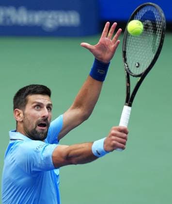 (250906) -- NEW YORK, Sept. 6, 2025 -- Novak Djokovic of Serbia hits a return during the men s singles semifinal match against Carlos Alcaraz of Spain at the 2025 US Open tennis championships in New York, the United States, Sept. 5, 2025. ) (SP)U.S.-NEW YORK-TENNIS-US OPEN-MEN S SINGLES-SEMIFINALS WuxXiaoling 