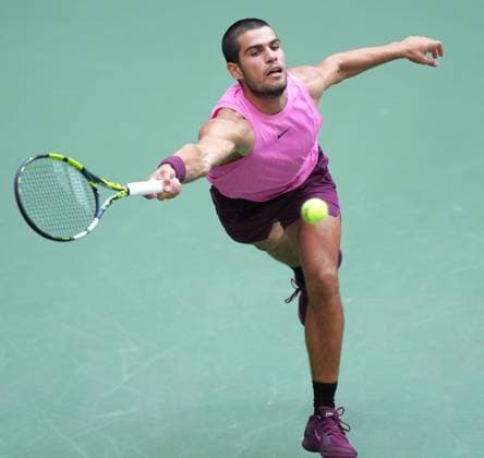 (250906) -- NEW YORK, Sept. 6, 2025 -- Carlos Alcaraz hits a return during the men s singles semifinal match between Novak Djokovic of Serbia and Carlos Alcaraz of Spain at the 2025 US Open tennis championships in New York, the United States, Sept. 5, 2025. ) (SP)U.S.-NEW YORK-TENNIS-US OPEN-MEN S SINGLES-SEMIFINALS WuxXiaoling 