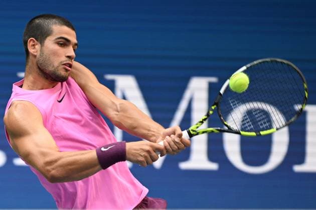 (250906) -- NEW YORK, Sept. 6, 2025 -- Carlos Alcaraz hits a return during the men s singles semifinal match between Novak Djokovic of Serbia and Carlos Alcaraz of Spain at the 2025 US Open tennis championships in New York, the United States, Sept. 5, 2025. ) (SP)U.S.-NEW YORK-TENNIS-US OPEN-MEN S SINGLES-SEMIFINALS LixRui 