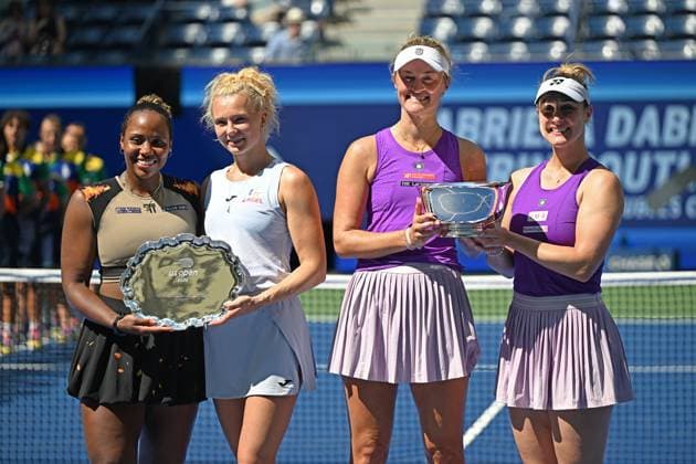 (250906) -- NEW YORK, Sept. 6, 2025 -- Gabriela Dabrowski (1st R) Erin Routliffe (2nd R) and Katerina Siniakova (2nd L) Taylor Townsend pose for photos during the victory ceremony for the women s doubles final match between Gabriela Dabrowski of Canada Erin Routliffe of New Zealand and Katerina Siniakova of the Czech Republic Taylor Townsend of the United States at the 2025 US Open tennis championships in New York, the United States, Sept. 5, 2025. ) (SP)U.S.-NEW YORK-TENNIS-US OPEN-WOMEN S DOUBLES LixRui 
