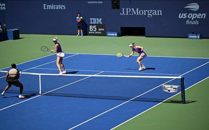(250906) -- NEW YORK, Sept. 6, 2025 -- Gabriela Dabrowski (R) Erin Routliffe return a hit during the women s doubles final match between Gabriela Dabrowski of Canada Erin Routliffe of New Zealand and Katerina Siniakova of the Czech Republic Taylor Townsend of the United States at the 2025 US Open tennis championships in New York, the United States, Sept. 5, 2025. ) (SP)U.S.-NEW YORK-TENNIS-US OPEN-WOMEN S DOUBLES LixRui 