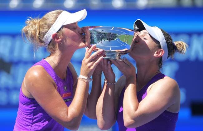 (250906) -- NEW YORK, Sept. 6, 2025 -- Gabriela Dabrowski (R) Erin Routliffe kiss the trophy during the victory ceremony for the women s doubles final match between Gabriela Dabrowski of Canada Erin Routliffe of New Zealand and Katerina Siniakova of the Czech Republic Taylor Townsend of the United States at the 2025 US Open tennis championships in New York, the United States, Sept. 5, 2025. ) (SP)U.S.-NEW YORK-TENNIS-US OPEN-WOMEN S DOUBLES WuxXiaoling 