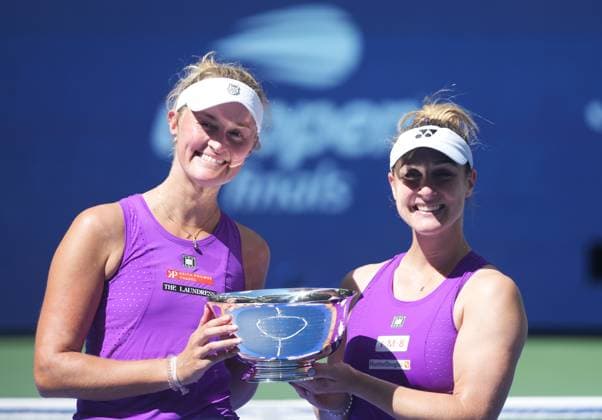 (250906) -- NEW YORK, Sept. 6, 2025 -- Gabriela Dabrowski (R) Erin Routliffe pose for photos during the victory ceremony for the women s doubles final match between Gabriela Dabrowski of Canada Erin Routliffe of New Zealand and Katerina Siniakova of the Czech Republic Taylor Townsend of the United States at the 2025 US Open tennis championships in New York, the United States, Sept. 5, 2025. ) (SP)U.S.-NEW YORK-TENNIS-US OPEN-WOMEN S DOUBLES WuxXiaoling 