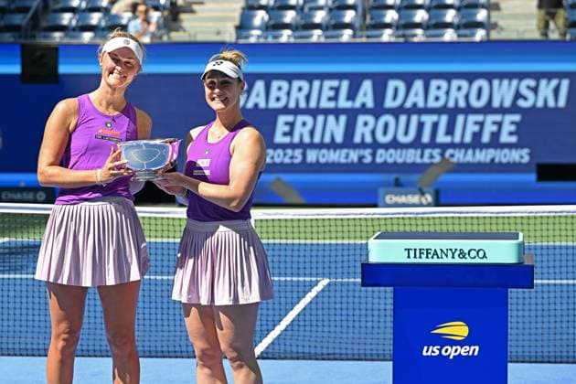 (250906) -- NEW YORK, Sept. 6, 2025 -- Gabriela Dabrowski (R) Erin Routliffe pose for photos during the victory ceremony for the women s doubles final match between Gabriela Dabrowski of Canada Erin Routliffe of New Zealand and Katerina Siniakova of the Czech Republic Taylor Townsend of the United States at the 2025 US Open tennis championships in New York, the United States, Sept. 5, 2025. ) (SP)U.S.-NEW YORK-TENNIS-US OPEN-WOMEN S DOUBLES LixRui 