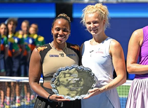 (250906) -- NEW YORK, Sept. 6, 2025 -- Katerina Siniakova (R) Taylor Townsend pose for photos during the victory ceremony for the women s doubles final match between Gabriela Dabrowski of Canada Erin Routliffe of New Zealand and Katerina Siniakova of the Czech Republic Taylor Townsend of the United States at the 2025 US Open tennis championships in New York, the United States, Sept. 5, 2025. ) (SP)U.S.-NEW YORK-TENNIS-US OPEN-WOMEN S DOUBLES LixRui 