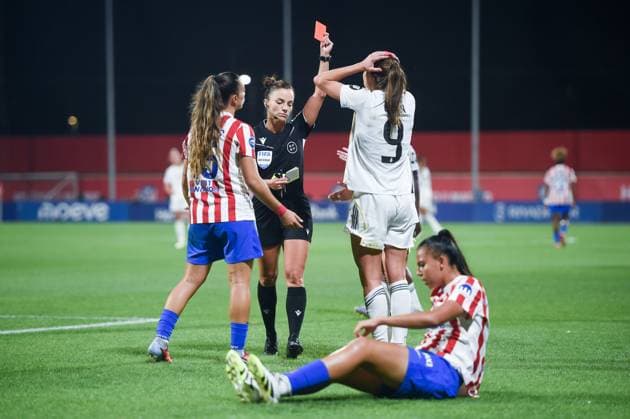 (250906) -- MADRID, Sept. 6, 2025 -- Signe Bruun (2nd R) of Real Madrid receives a red card during the Liga F football match between Atletico de Madrid and Real Madrid in Madrid, Spain, on Sept. 5, 2025. (Photo by Xinhua) (SP)SPAIN-MADRID-FOOTBALL-LALIGA-WOMEN-ATLETICO DE MADRID VS REAL MADRID GustavoxValiente 