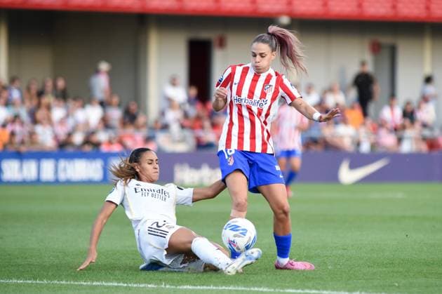 (250906) -- MADRID, Sept. 6, 2025 -- Gio Garbelini (R) of Atletico de Madrid vies with Maelle Lakrar of Real Madrid during the Liga F football match between Atletico de Madrid and Real Madrid in Madrid, Spain, on Sept. 5, 2025. (Photo by Xinhua) (SP)SPAIN-MADRID-FOOTBALL-LALIGA-WOMEN-ATLETICO DE MADRID VS REAL MADRID GustavoxValiente 