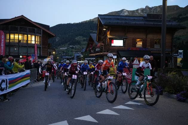 2025 UCI Mountain Bike World Championships Picture by Thomas Maheux SWpix.com - 06 09 2025 - Cycling - 2025 UCI Mountain Bike World Championships - Mountain Bike Marathon, Verbier to Val d Anniviers (Grimentz), Valais, Switzerland - Women™s race start, Janina Wüst (Switzerland), Rosa Van Doorn (Netherlands), Adelheid Morath (Germany) Copyright: x xSWpix.comx(t axPhotographyxHubxLtd)xThomasxMaheux SWpix.comx SWP-3030-1905