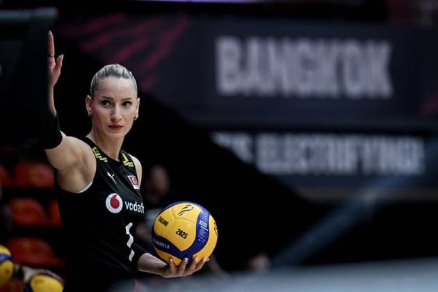 Turkiye v Japan - FIVB Women’s World Volleyball Championship BANGKOK, THAILAND - SEPTEMBER 06: Gizem Orge of Turkiye warms up ahead of the FIVB Women’s Volleyball World Championship, WM, Weltmeisterschaft semi-final match between Turkiye and Japan at Huamark Indoor Stadium in Bangkok, Thailand, on September 06, 2025. Mustafa Hatipoglu Anadolu Bangkok Thailand. Editorial use only. Please get in touch for any other usage.  Copyright: x2025xAnadoluxMustafaxHatipoglux