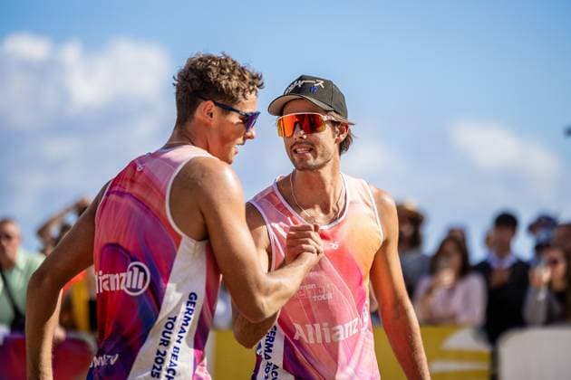 Beach volleyball I German Championships 2025 I Timmendorfer Strand I Day 3 I 06 09 2025 Hennes Nissen 1 Beachclub Kiel e V and Niklas Held Hauptstadt Beacher e V high-five each other Timmendorfer Strand Schleswig Holstein Germany Copyright: xLobeca JasperxLorenzx