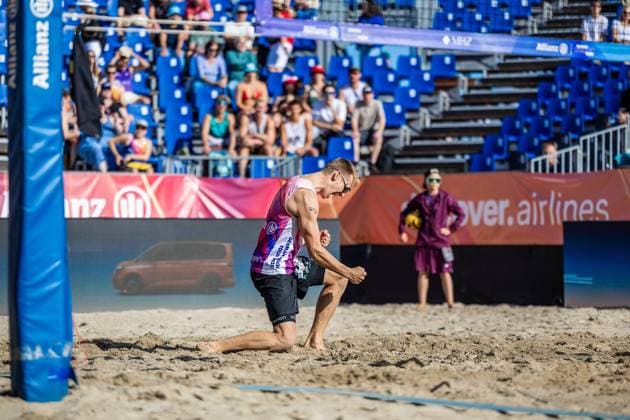 Beach volleyball I German Championships 2025 I Timmendorfer Strand I Day 3 I 06 09 2025 Jonas Reinhardt Beach Verein Mainz e V cheers on one knee with clenched fist Timmendorfer Strand Schleswig Holstein Germany Copyright: xLobeca JasperxLorenzx