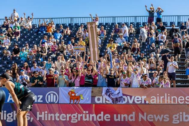 Beach volleyball I German Championships 2025 I Timmendorfer Strand I Day 3 I 06 09 2025 Fans of Team Jonas Reinhardt Beach Verein Mainz e V and Robin Sowa FC St Pauli hold signs in the air and cheer Timmendorfer Strand Schleswig Holstein Germany Copyright: xLobeca JasperxLorenzx