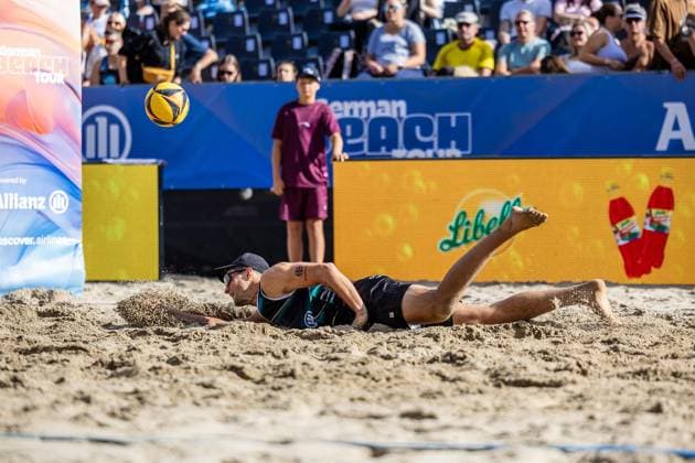 Beach volleyball I German Championships 2025 I Timmendorfer Strand I Day 3 I 06 09 2025 Sven Winter Eintracht Spontent rushes to the ball Timmendorfer Strand Schleswig Holstein Germany Copyright: xLobeca JasperxLorenzx