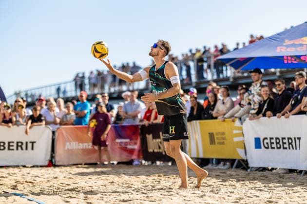 Beach volleyball I German Championships 2025 I Timmendorfer Strand I Day 3 I 06 09 2025 Serve Jonas Sagstetter Eintracht Spontent Timmendorfer Strand Schleswig Holstein Germany Copyright: xLobeca JasperxLorenzx