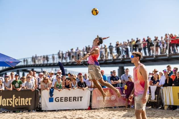 Beach volleyball I German Championships 2025 I Timmendorfer Strand I Day 3 I 06 09 2025 Serve Niklas Held Hauptstadt Beacher e V Timmendorfer Strand Schleswig Holstein Germany Copyright: xLobeca JasperxLorenzx