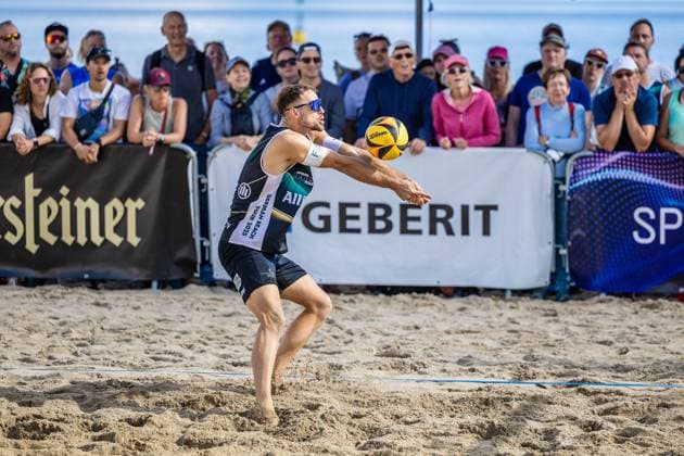 Beach volleyball I German Championships 2025 I Timmendorfer Strand I Day 3 I 06 09 2025 Jonas Sagstetter Eintracht Spontent bagging Timmendorfer Strand Schleswig Holstein Germany Copyright: xLobeca JasperxLorenzx