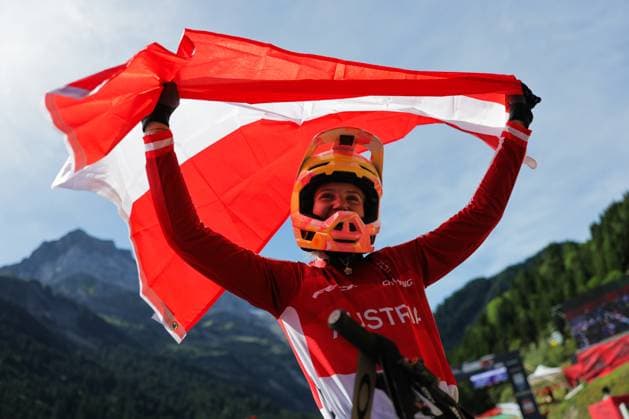 2025 UCI Mountain Bike World Championships Picture by Alex Whitehead SWpix.com - 06 09 2025 - Cycling - 2025 UCI Mountain Bike World Championships - Downhill - ChampÃ ry, Valais, Switzerland - Women Junior Final - Rosa Zierl (Austria) wins the Women s Junior Downhill World Championship, WM, Weltmeisterschaft Copyright: x xSWpix.comx(t axPhotographyxHubxLtd)xAlexxWhitehead SWpix.comx SWP-3030-2018