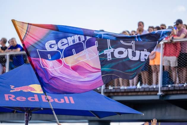 Beach volleyball I German Championships 2025 I Timmendorfer Strand I Day 3 I 06 09 2025 Fans wave a flag with the inscription German Beach Tour Timmendorfer Strand Schleswig Holstein Germany Copyright: xLobeca JasperxLorenzx