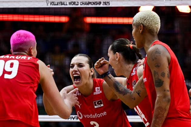 Turkiye v Japan - FIVB Women’s World Volleyball Championship BANGKOK, THAILAND - SEPTEMBER 06: Turkish players celebrate after scoring a point during the FIVB Women’s Volleyball World Championship, WM, Weltmeisterschaft semi-final match between Turkiye and Japan at Huamark Indoor Stadium in Bangkok, Thailand, on September 06, 2025. Mustafa Hatipoglu Anadolu Bangkok Thailand. Editorial use only. Please get in touch for any other usage.  Copyright: x2025xAnadoluxMustafaxHatipoglux