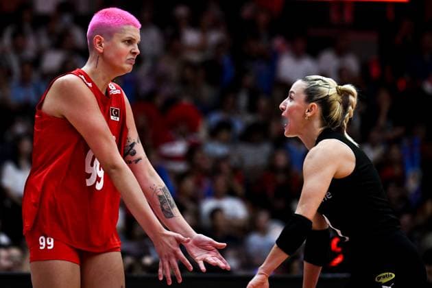 Turkiye v Japan - FIVB Women’s World Volleyball Championship BANGKOK, THAILAND - SEPTEMBER 06: Ebrar Karakurt (L) and Gizem Orge of Turkiye celebrate after scoring a point during the FIVB Women’s Volleyball World Championship, WM, Weltmeisterschaft semi-final match between Turkiye and Japan at Huamark Indoor Stadium in Bangkok, Thailand, on September 06, 2025. Mustafa Hatipoglu Anadolu Bangkok Thailand. Editorial use only. Please get in touch for any other usage.  Copyright: x2025xAnadoluxMustafaxHatipoglux