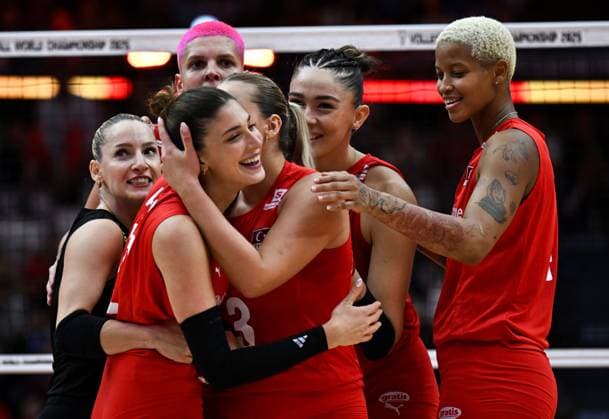 Turkiye v Japan - FIVB Women’s World Volleyball Championship BANGKOK, THAILAND - SEPTEMBER 06: Turkish players celebrate after scoring a point during the FIVB Women’s Volleyball World Championship, WM, Weltmeisterschaft semi-final match between Turkiye and Japan at Huamark Indoor Stadium in Bangkok, Thailand, on September 06, 2025. Mustafa Hatipoglu Anadolu Bangkok Thailand. Editorial use only. Please get in touch for any other usage.  Copyright: x2025xAnadoluxMustafaxHatipoglux