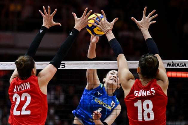 Turkiye v Japan - FIVB Women’s World Volleyball Championship BANGKOK, THAILAND - SEPTEMBER 06: Zehra Gunes (18) and Ilkin Aydin (22) of Turkiye in action during the FIVB Women’s Volleyball World Championship, WM, Weltmeisterschaft semi-final match between Turkiye and Japan at Huamark Indoor Stadium in Bangkok, Thailand, on September 06, 2025. Mustafa Hatipoglu Anadolu Bangkok Thailand. Editorial use only. Please get in touch for any other usage.  Copyright: x2025xAnadoluxMustafaxHatipoglux