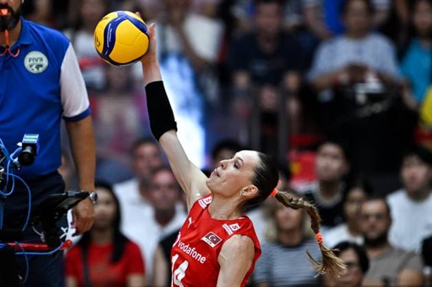 Turkiye v Japan - FIVB Women’s World Volleyball Championship BANGKOK, THAILAND - SEPTEMBER 06: Eda Erdem Dundar of Turkiye in action during the FIVB Women’s Volleyball World Championship, WM, Weltmeisterschaft semi-final match between Turkiye and Japan at Huamark Indoor Stadium in Bangkok, Thailand, on September 06, 2025. Mustafa Hatipoglu Anadolu Bangkok Thailand. Editorial use only. Please get in touch for any other usage.  Copyright: x2025xAnadoluxMustafaxHatipoglux