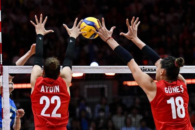 Turkiye v Japan - FIVB Women’s World Volleyball Championship BANGKOK, THAILAND - SEPTEMBER 06: Ilkin Aydin (22) and Zehra Gunes of Turkiye in action during the FIVB Women’s Volleyball World Championship, WM, Weltmeisterschaft semi-final match between Turkiye and Japan at Huamark Indoor Stadium in Bangkok, Thailand, on September 06, 2025. Mustafa Hatipoglu Anadolu Bangkok Thailand. Editorial use only. Please get in touch for any other usage.  Copyright: x2025xAnadoluxMustafaxHatipoglux