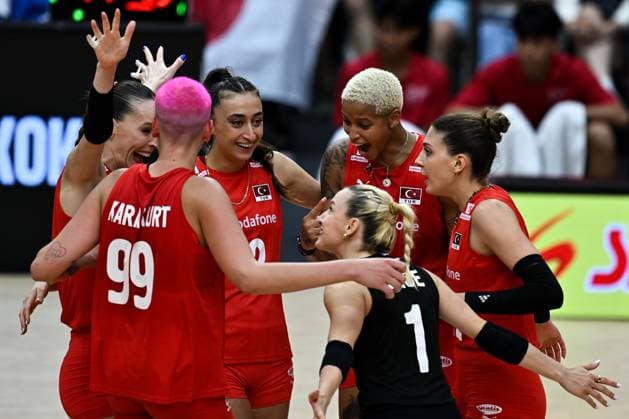 Turkiye v Japan - FIVB Women’s World Volleyball Championship BANGKOK, THAILAND - SEPTEMBER 06: Players of Turkiye celebrate after a score during the FIVB Women’s Volleyball World Championship, WM, Weltmeisterschaft semi-final match between Turkiye and Japan at Huamark Indoor Stadium in Bangkok, Thailand, on September 06, 2025. Mustafa Hatipoglu Anadolu Bangkok Thailand. Editorial use only. Please get in touch for any other usage.  Copyright: x2025xAnadoluxMustafaxHatipoglux