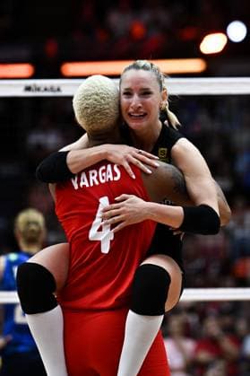 Turkiye v Japan - FIVB Women’s World Volleyball Championship BANGKOK, THAILAND - SEPTEMBER 06: Turkish players celebrate victory after advancing to the final match at the end of the FIVB Women’s Volleyball World Championship, WM, Weltmeisterschaft semi-final match between Turkiye and Japan at Huamark Indoor Stadium in Bangkok, Thailand, on September 06, 2025. Mustafa Hatipoglu Anadolu Bangkok Thailand. Editorial use only. Please get in touch for any other usage.  Copyright: x2025xAnadoluxMustafaxHatipoglux