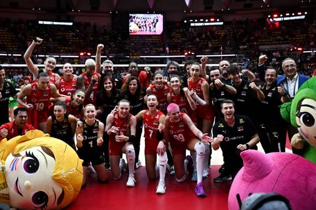 Turkiye v Japan - FIVB Women’s World Volleyball Championship BANGKOK, THAILAND - SEPTEMBER 06: Turkish players celebrate victory after advancing to the final match at the end of the FIVB Women’s Volleyball World Championship, WM, Weltmeisterschaft semi-final match between Turkiye and Japan at Huamark Indoor Stadium in Bangkok, Thailand, on September 06, 2025. Mustafa Hatipoglu Anadolu Bangkok Thailand. Editorial use only. Please get in touch for any other usage.  Copyright: x2025xAnadoluxMustafaxHatipoglux