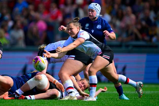 Canada v Scotland, Exeter, UK - 6 Sept 2025 Justine Pelletier of Canada spins the ball out during the Women s Rugby World Cup 2025 Pool B match between Canada and Scotland at the Sandy Park Stadium on September 6, 2025 in Exeter, England. (Photo by Phil Mingo PPAUK) Exeter Sandy Park Devon GBR Copyright: xPhilxMingo PPAUKx PPA-211393