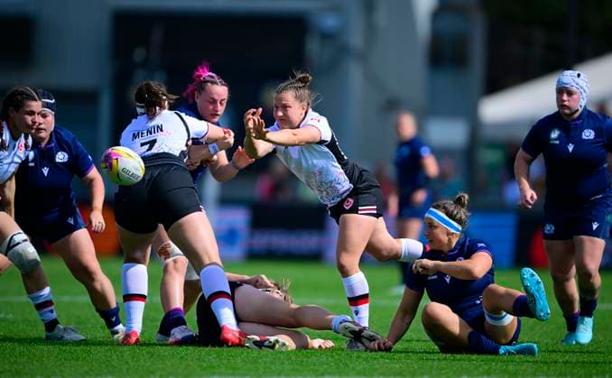 Canada v Scotland, Exeter, UK - 6 Sept 2025 Justine Pelletier of Canada spins the ball out during the Women s Rugby World Cup 2025 Pool B match between Canada and Scotland at the Sandy Park Stadium on September 6, 2025 in Exeter, England. (Photo by Phil Mingo PPAUK) Exeter Sandy Park Devon GBR Copyright: xPhilxMingo PPAUKx PPA-211394