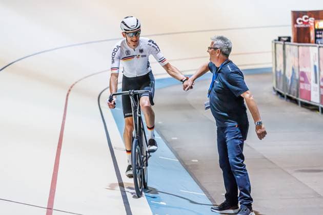 Gerhard Gessler former pacemaker congratulates Daniel Harnisch GER on his victory in the 3 preliminary heat of the stayers, 05 09 2025, Erfurt Germany , Track Cycling, Stayers and Derny European Championships 2025 xprx