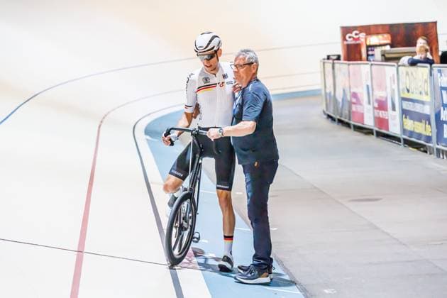 Gerhard Gessler former pacemaker congratulates Daniel Harnisch GER on his victory in the 3 preliminary heat of the stayers, 05 09 2025, Erfurt Germany , Track Cycling, Stayers and Derny European Championships 2025 xprx