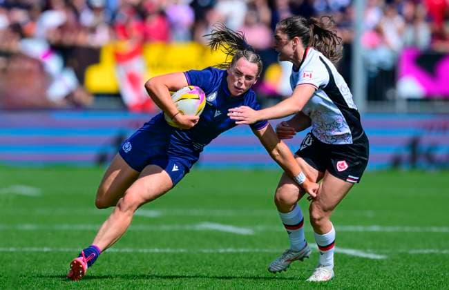 Canada v Scotland, Exeter, UK - 6 Sept 2025 Emma Orr of Scotland on the break is tackled by Taylor Perry of Canada during the Women s Rugby World Cup 2025 Pool B match between Canada and Scotland at the Sandy Park Stadium on September 6, 2025 in Exeter, England. (Photo by Phil Mingo PPAUK) Exeter Sandy Park Devon GBR Copyright: xPhilxMingo PPAUKx PPA-211400
