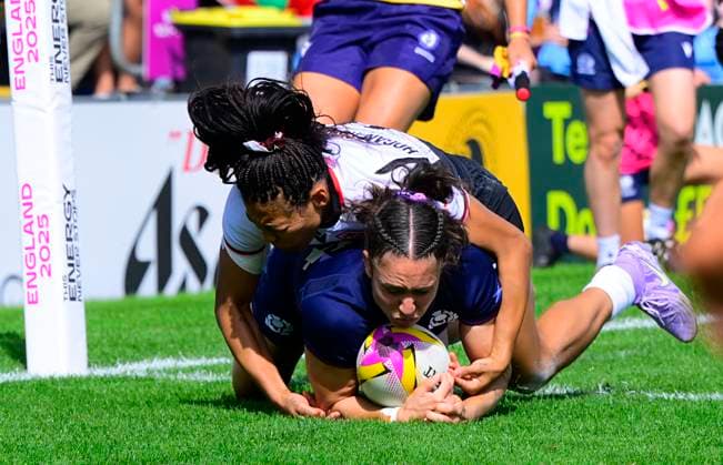 Canada v Scotland, Exeter, UK - 6 Sept 2025 Rhona Lloyd of Scotland goes over for a try is tackled by Asia Hogan-Rochester of Canada during the Women s Rugby World Cup 2025 Pool B match between Canada and Scotland at the Sandy Park Stadium on September 6, 2025 in Exeter, England. (Photo by Phil Mingo PPAUK) Exeter Sandy Park Devon GBR Copyright: xPhilxMingo PPAUKx PPA-211402