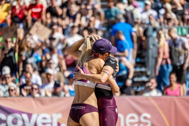 Beach volleyball I German Championships 2025 I Timmendorfer Strand I Day 3 I 06 09 2025 Nele Barber Füchse Berlin Reinickendorf e V and Melanie Gernert Füchse Berlin Reinickendorf e V embrace Timmendorfer Strand Schleswig Holstein Germany Copyright: xLobeca JasperxLorenzx