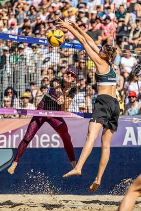 Beach volleyball I German Championships 2025 I Timmendorfer Strand I Day 3 I 06 09 2025 Melanie Gernert Füchse Berlin Reinickendorf e V beats Janne Uhl Eintracht Spontents block Timmendorfer Strand Schleswig Holstein Germany Copyright: xLobeca JasperxLorenzx