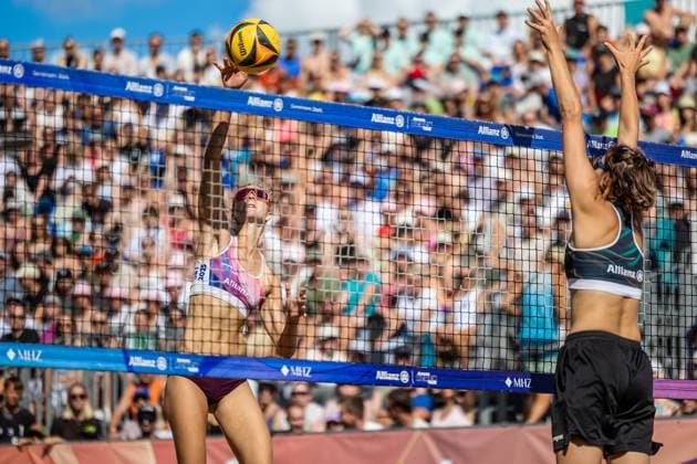 Beach volleyball I German Championships 2025 I Timmendorfer Strand I Day 3 I 06 09 2025 Attack Nele Barber Füchse Berlin Reinickendorf e V against blocker Janne Uhl Eintracht Spontent Timmendorfer Strand Schleswig Holstein Germany Copyright: xLobeca JasperxLorenzx