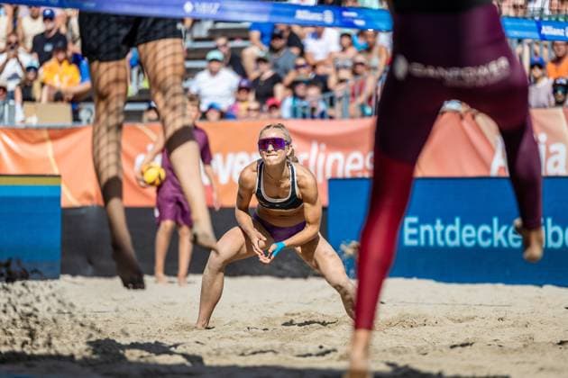 Beach volleyball I German Championships 2025 I Timmendorfer Strand I Day 3 I 06 09 2025 Paula Schürholz Eintracht Spontent stands ready in defense Timmendorfer Strand Schleswig Holstein Germany Copyright: xLobeca JasperxLorenzx