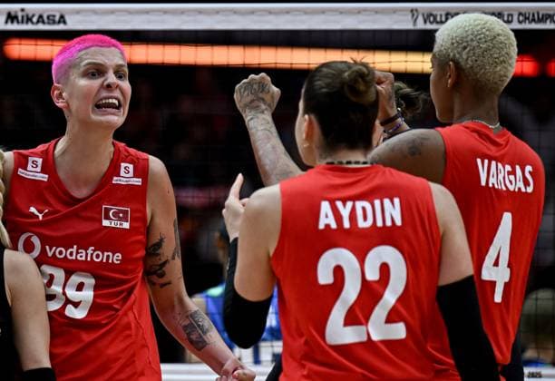 Turkiye v Japan - FIVB Women’s World Volleyball Championship BANGKOK, THAILAND - SEPTEMBER 06: Turkish players celebrate after scoring a point during the FIVB Women’s Volleyball World Championship, WM, Weltmeisterschaft semi-final match between Turkiye and Japan at Huamark Indoor Stadium in Bangkok, Thailand, on September 06, 2025. Mustafa Hatipoglu Anadolu Bangkok Thailand. Editorial use only. Please get in touch for any other usage.  Copyright: x2025xAnadoluxMustafaxHatipoglux